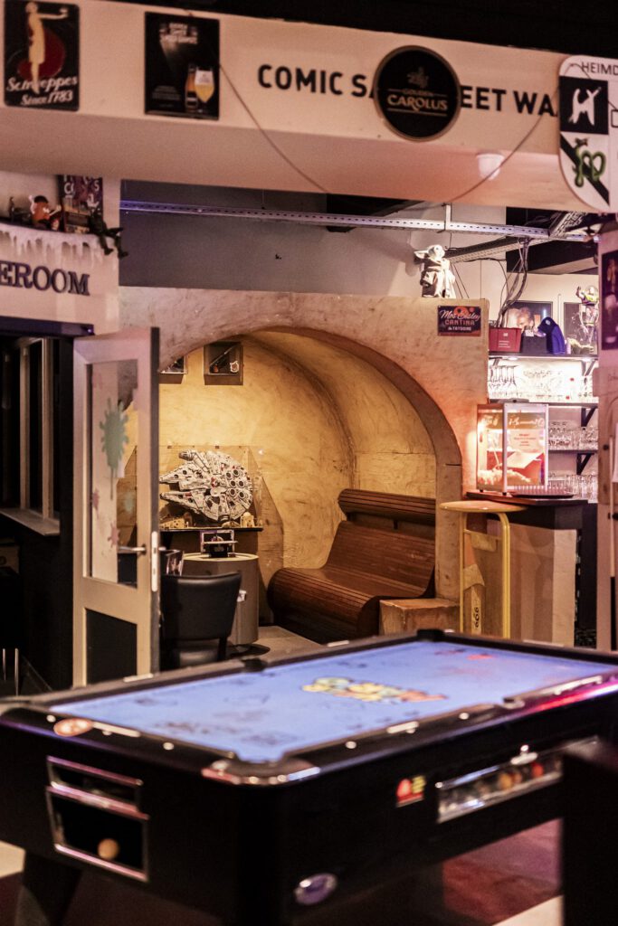 Geek lounge in Café Comic Sans Gent Geek lounge met Millennium Falcon in Café Comic Sans Gent